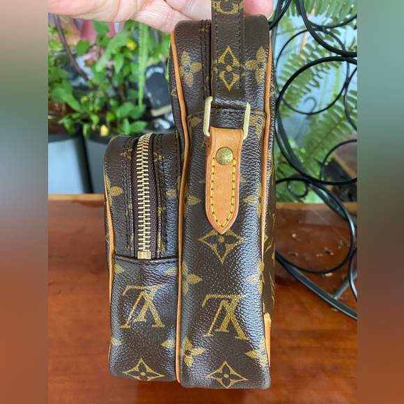 Louis Vuitton Amazon Crossbody in Beautiful Condition - Picture 4 of 16